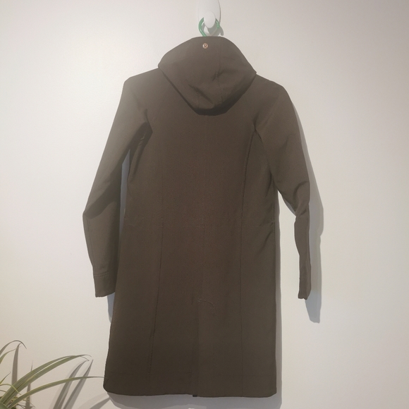 Like new Lululemon size 4 apres ski rainproof jacket - Picture 13 of 16